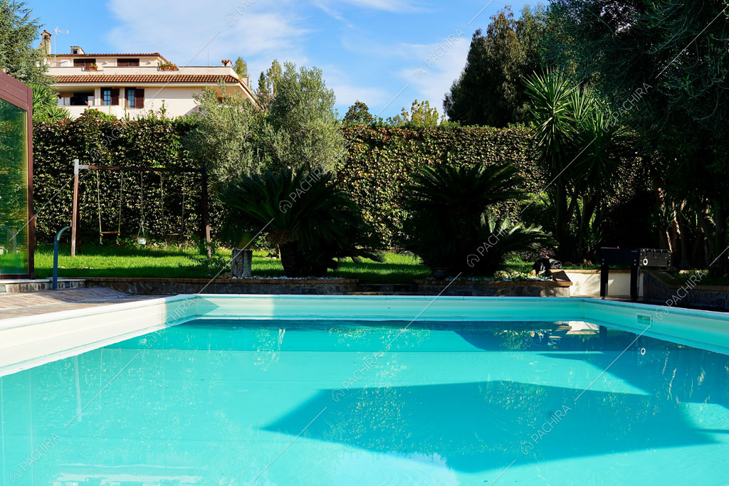 Piscina della villa Altun, location in stile contemporaneo a Roma