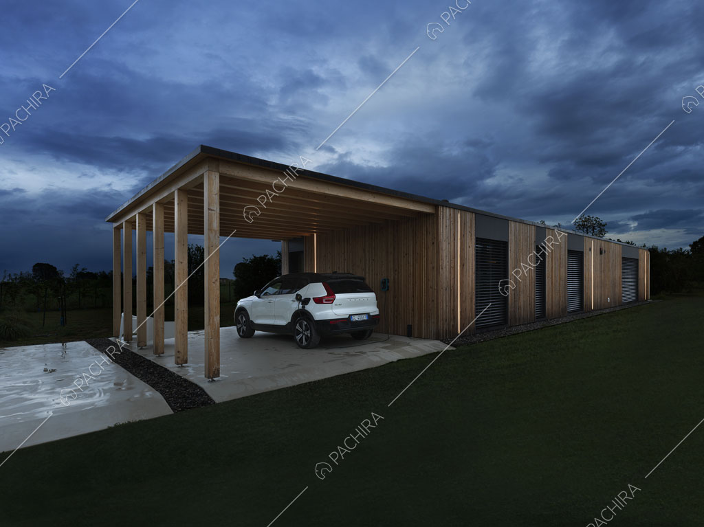 Parcheggio coperto e vista sulle vetrate e sugli esterni in legno
