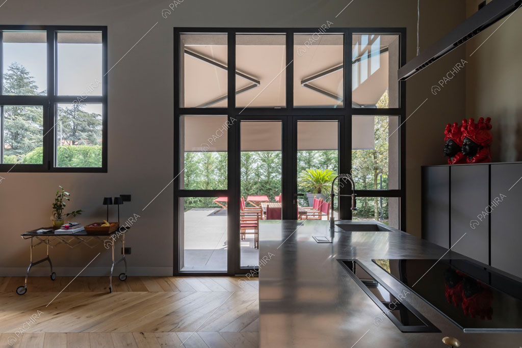 Cucina a isola del loft Danubio, location in stile contemporaneo a Brescia