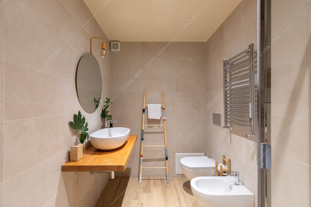 Bagno con pareti grigie dell'appartamento Crescione, location in stile contemporaneo a Roma