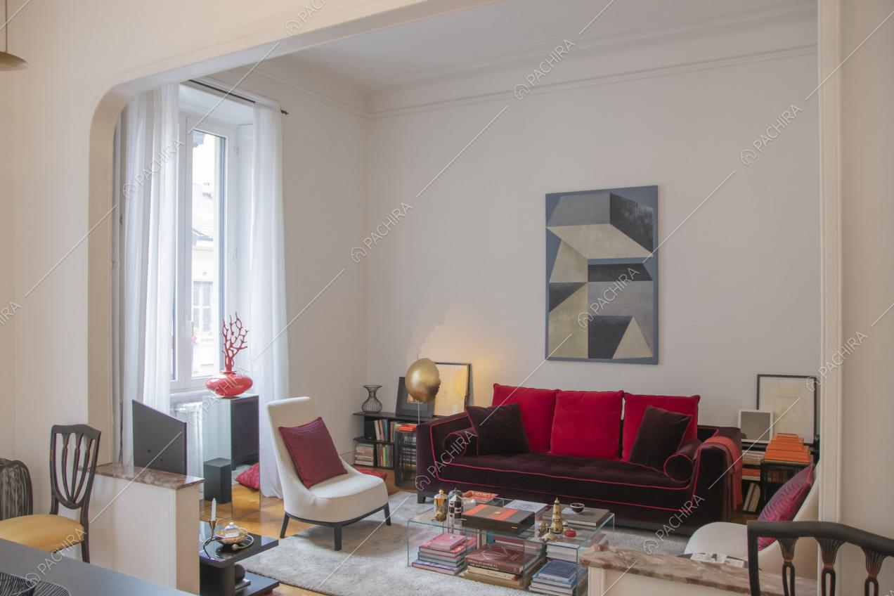Divano in velluto bordeaux e quadro astratto
