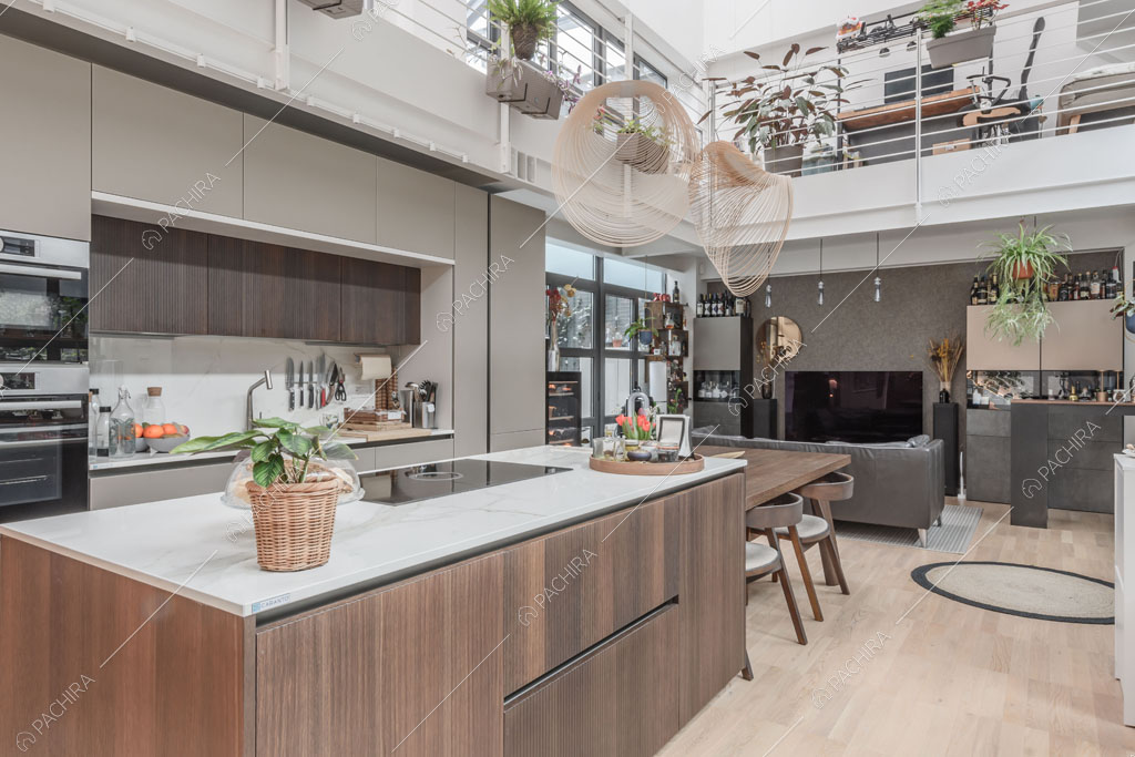 Cucina a isola con fornelli a induzione del loft Tagus, location in stile contemporaneo a Milano