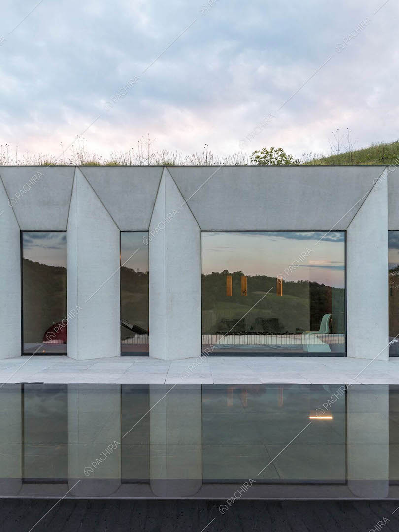 Dalla piscina sulla terrazza vista sulle grandi vetrate