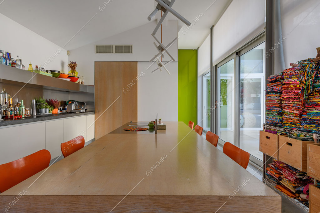 Cucina del loft Inula, location in stile contemporaneo a Varese