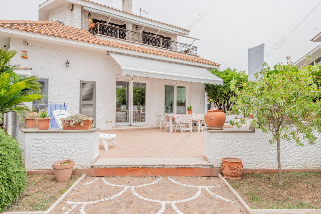 Esterni bianchi della villa Pino Mugo, location in stile moderno a Roma