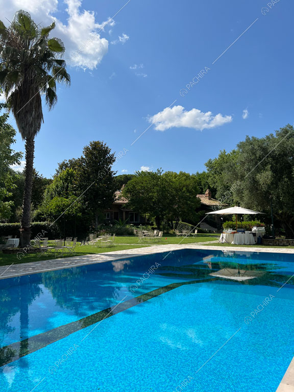 Piscina della dimora storica Citera, location in stile classico a Roma