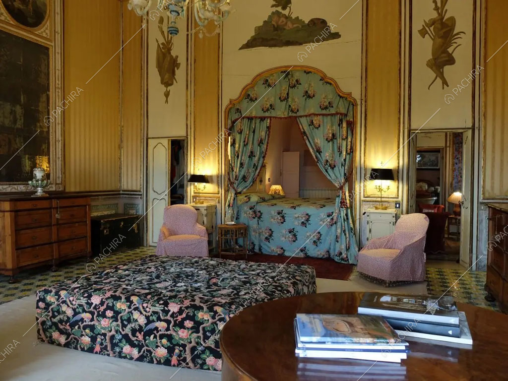 Letto a baldacchino nella camera della villa Tanami, location in stile classico a Palermo