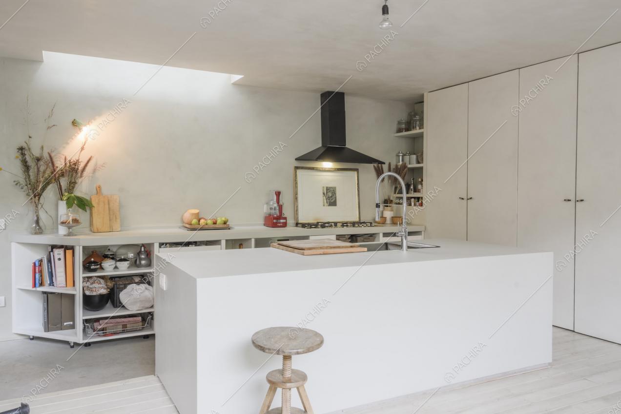 Cucina a isola arredata con mobili bianchi