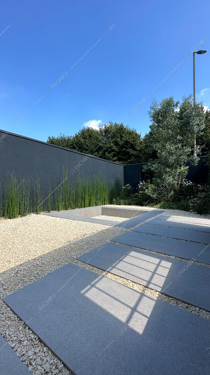 Cortile della villa Makalu, location in stile contemporaneo a Brescia