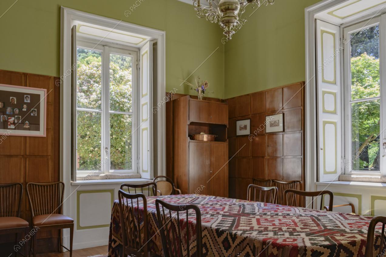 Sala da pranzo con doppio affaccio sul giardino