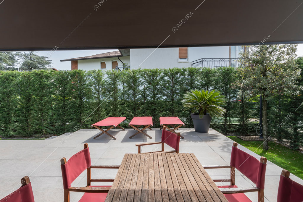 Cortile del loft Danubio, location in stile contemporaneo a Brescia