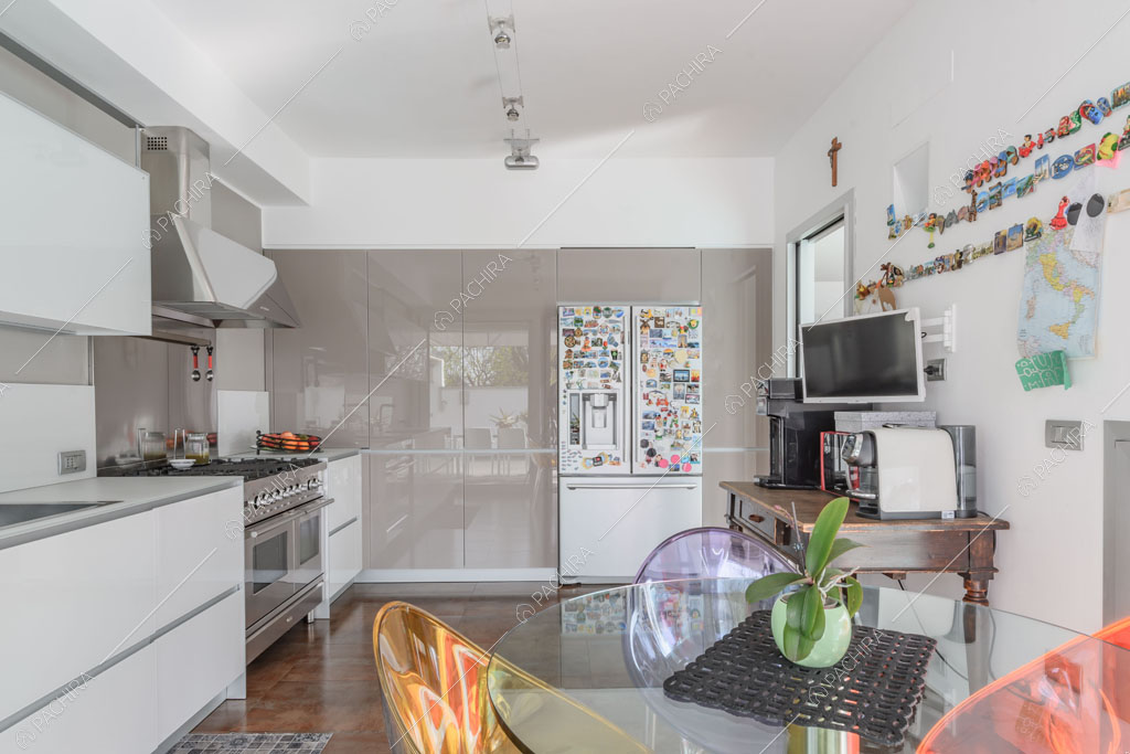 Cucina a parete della villa Lilium, location in stile moderno in Provincia di Milano