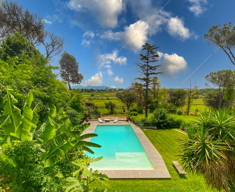 Vista sulla grande piscina e sulla campagna circostante