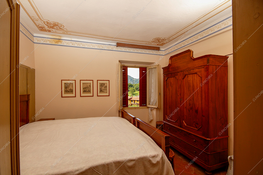 Camera da letto della villa Kurili, location in stile classico a Bergamo