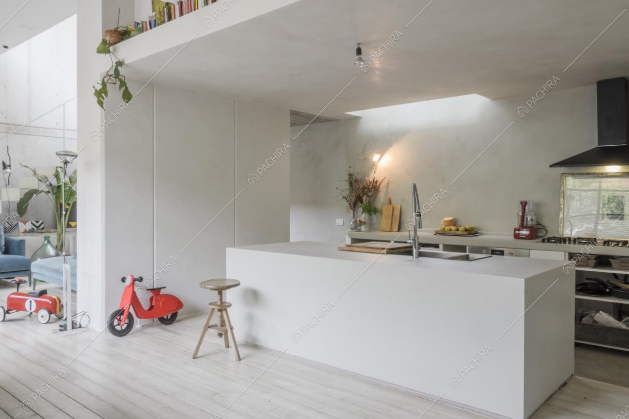 Cucina con isola nella zona giorno open space