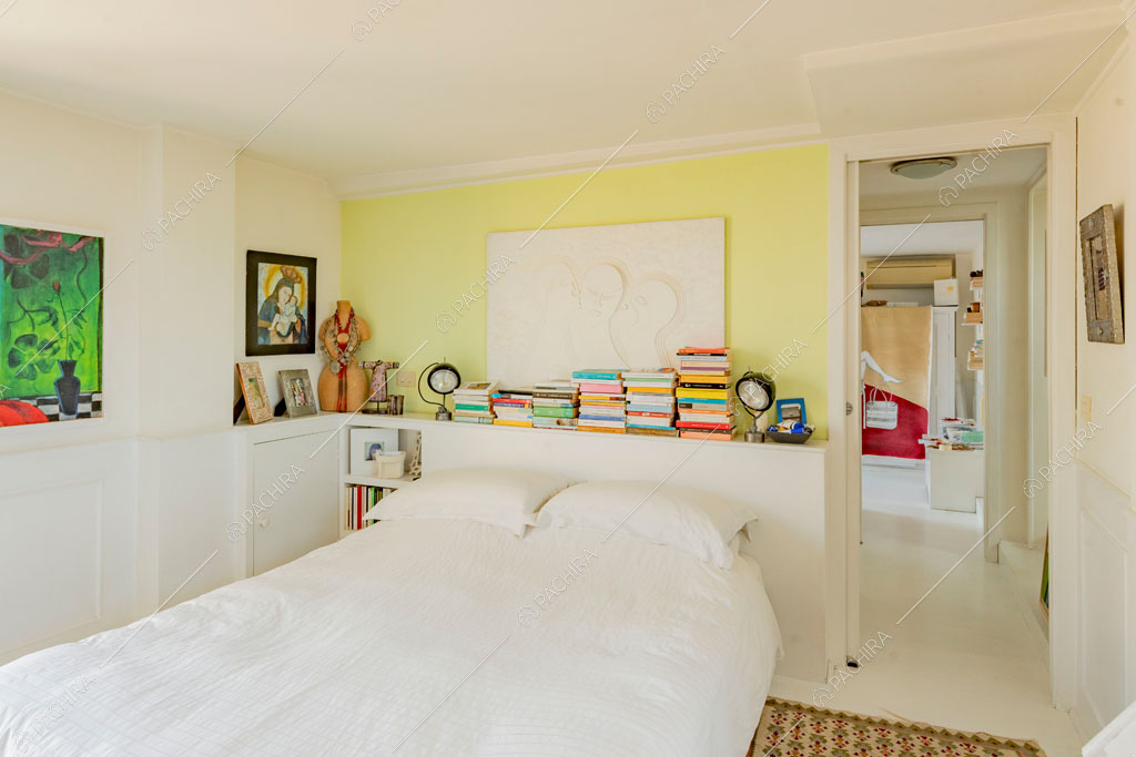 Camera da letto dell'attico Elbrus, location in stile contemporaneo a Roma