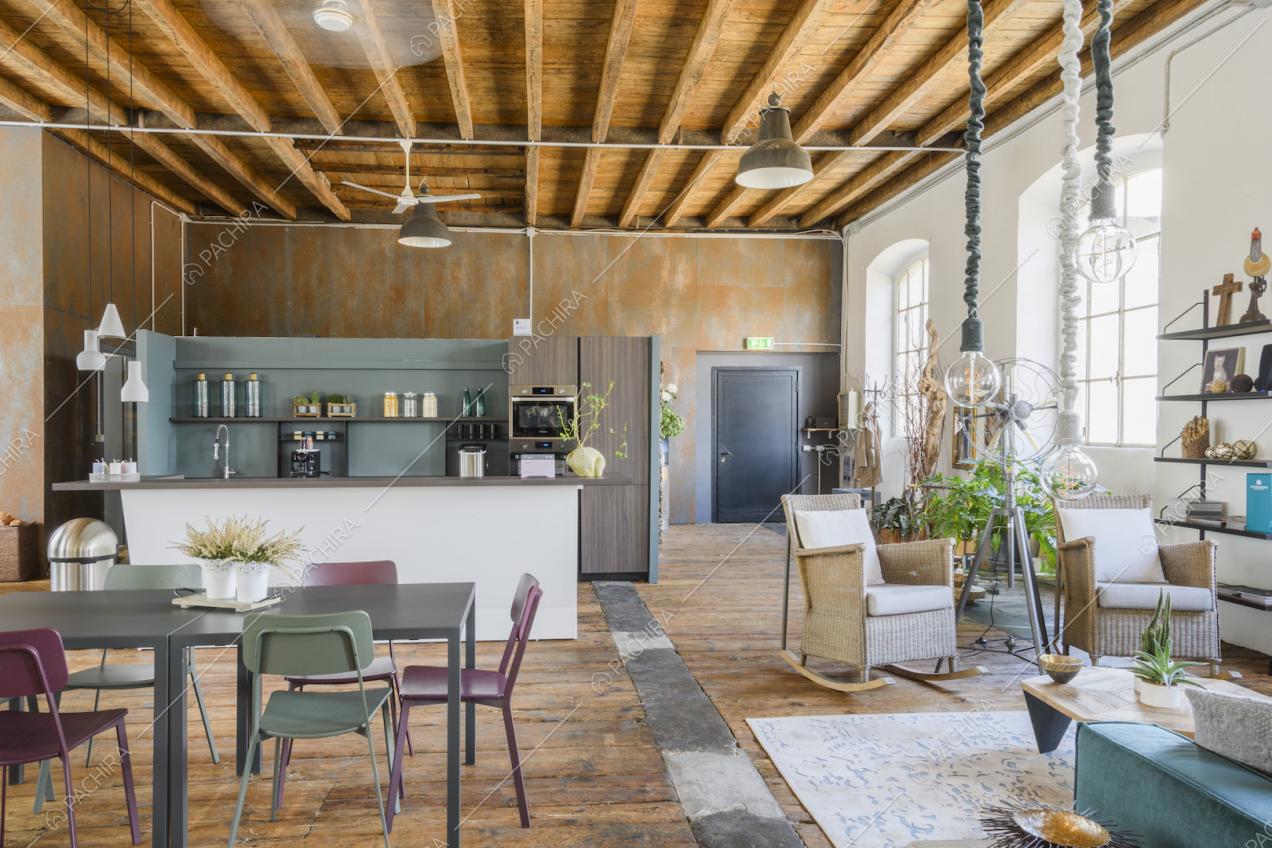 Soffitto con travi in legno e arredi in stile industriale