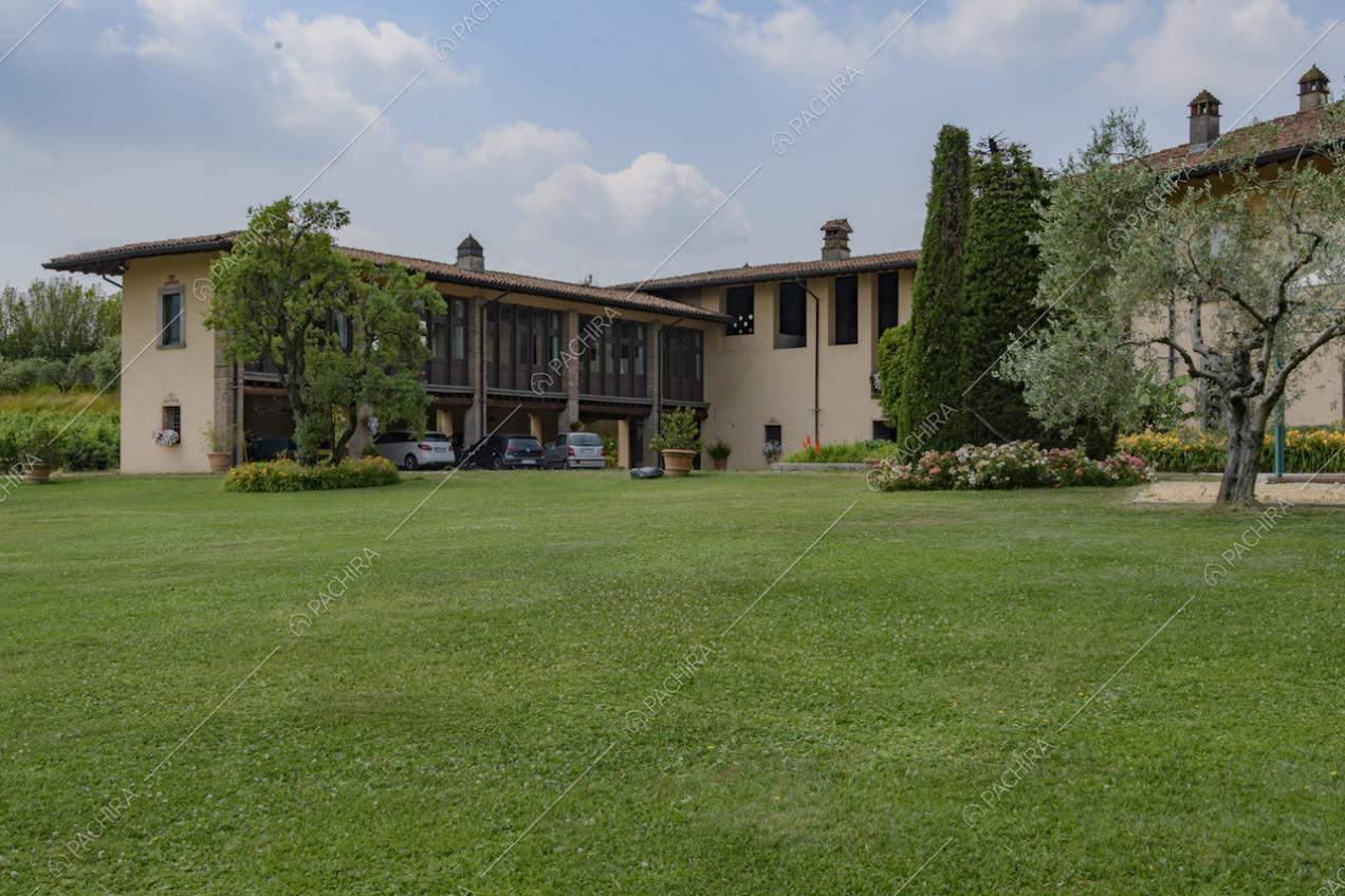 Area esterna della villa con parcheggio coperto