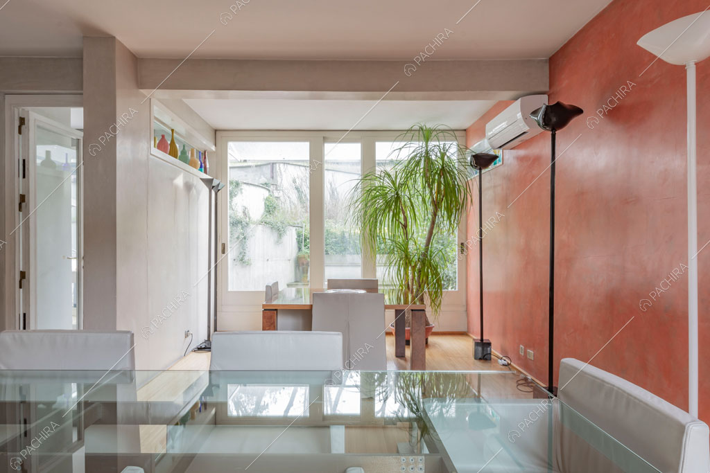 Luminosa sala da pranzo della villa China, location in stile contemporaneo a Roma