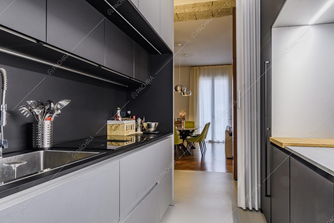 Cucina grigia e bianca con fornelli a induzione
