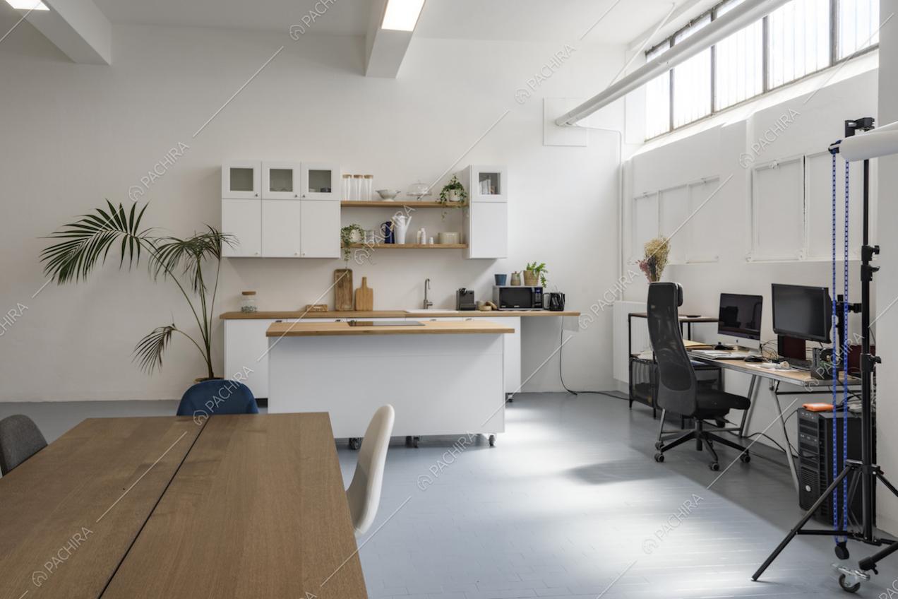 Scrivania con computer, sedia ergonomica, cucina assemblabile