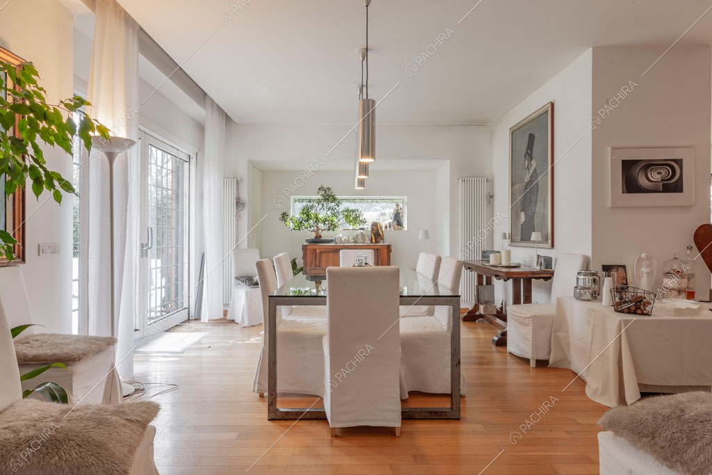 Sala da pranzo con pavimento in parquet della villa Bauxite, location in stile moderno a Roma