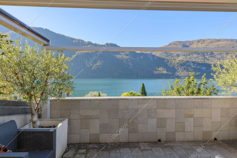 Grande terrazza con vista sul lago e sulle montagne