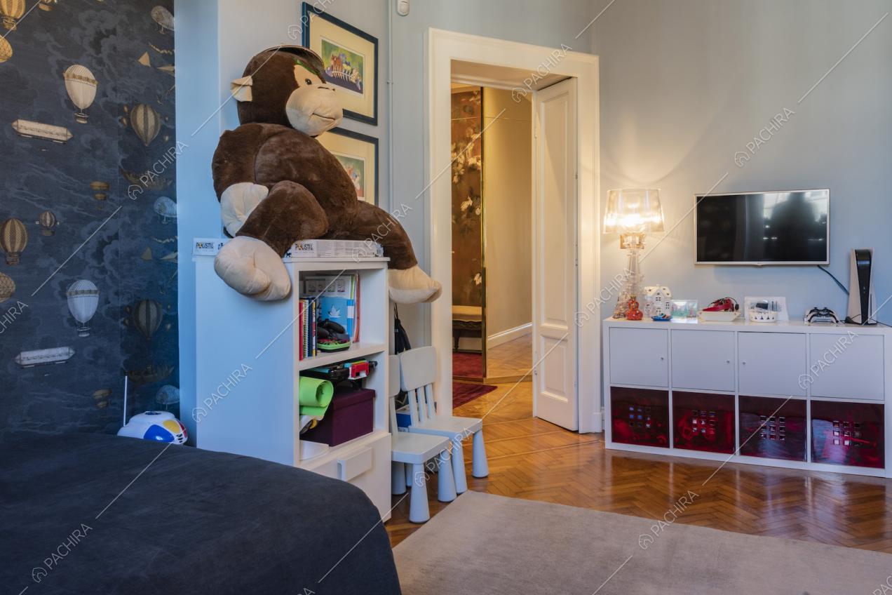 La camera dei bambini con pavimento in parquet