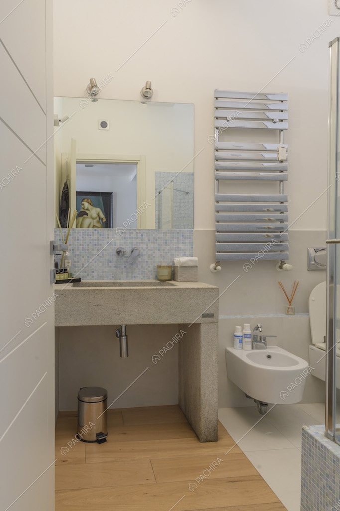 Bagno con pavimento misto parquet e piastrelle
