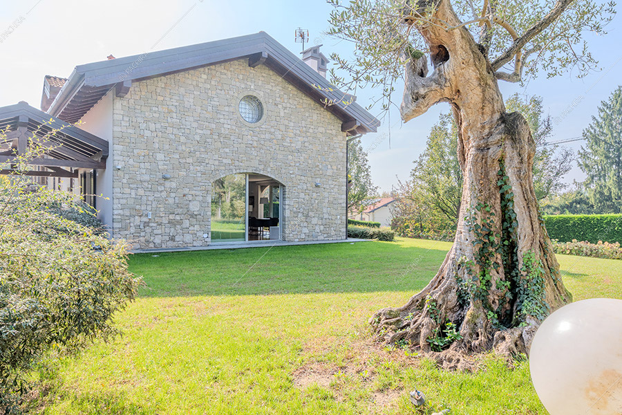 Giardino della villa Litani, location in stile moderno a Monza