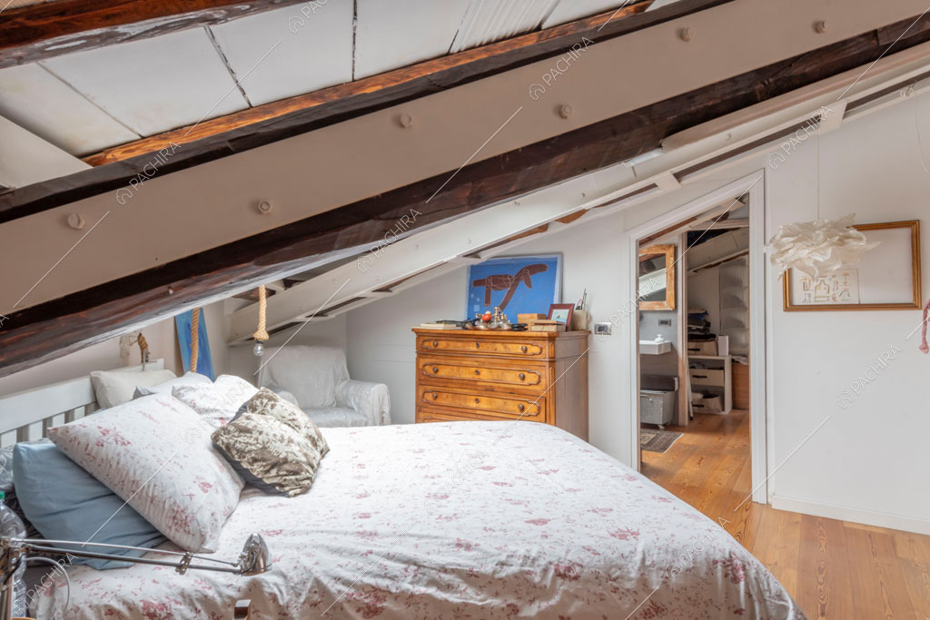 Camera da letto con pavimento in parquet dell'appartamento Uru, location in stile moderno a Roma