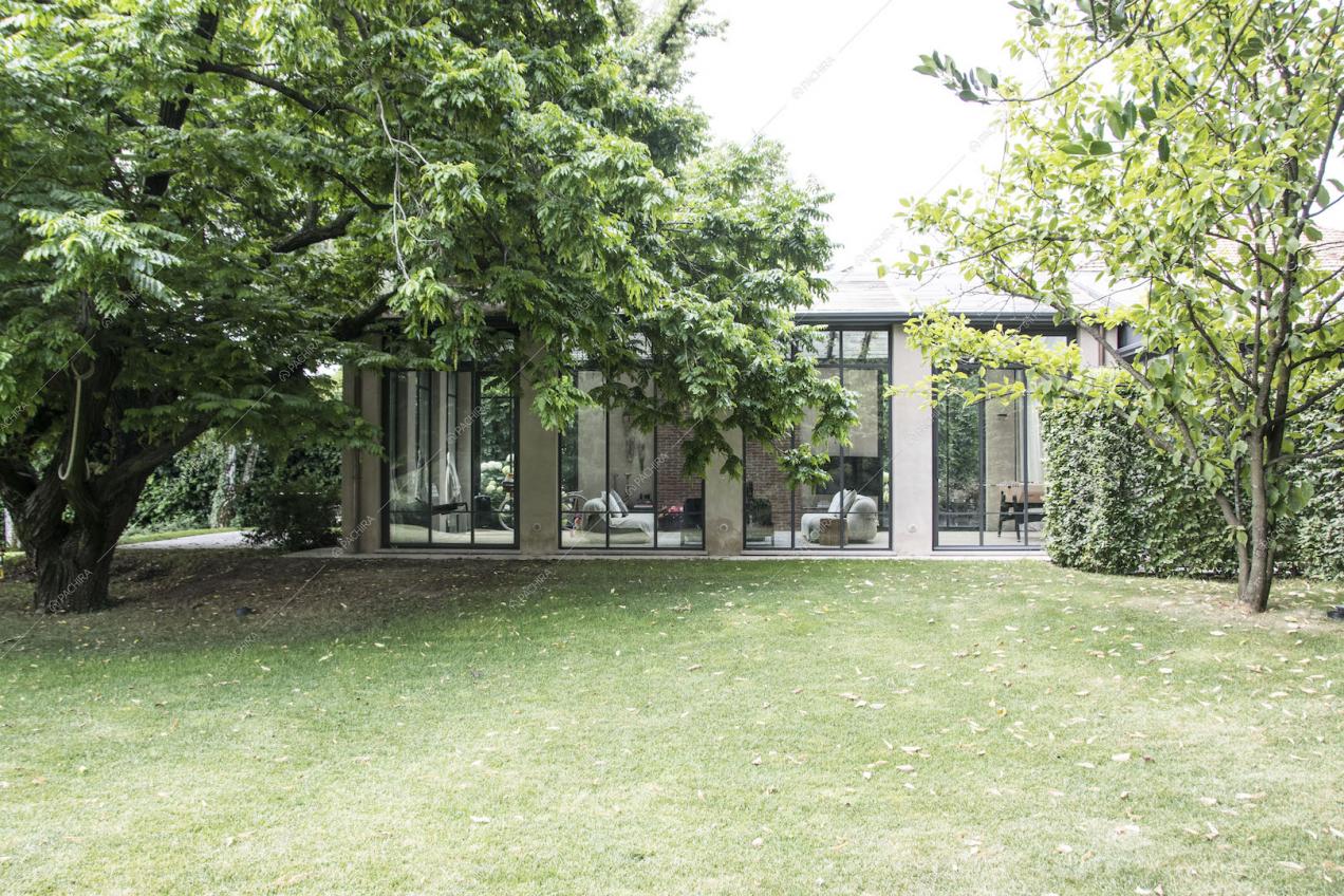 Gli interni della villa visti dal giardino attraverso le vetrate
