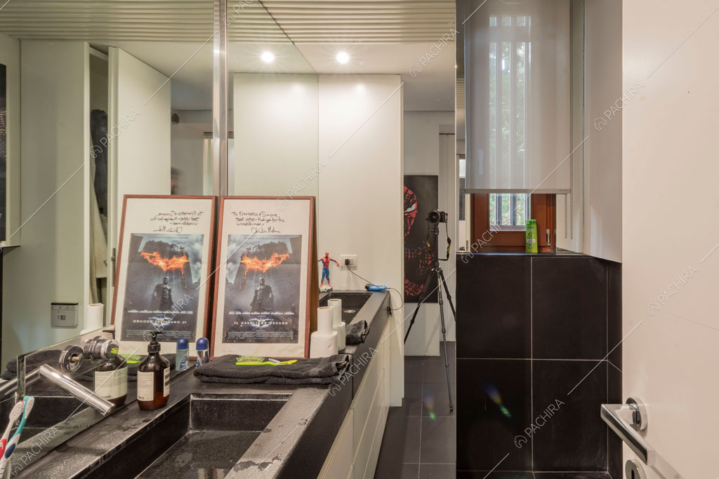 Bagno dell'appartamento Carpentaria, location in stile contemporaneo a Roma