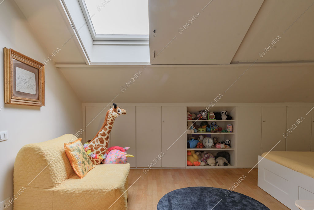 Camera da letto della villa Kharan, location in stile contemporaneo a Milano