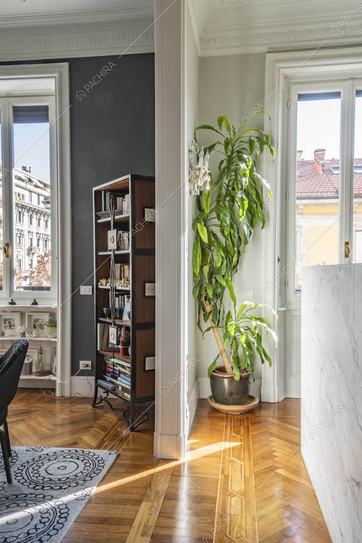 Pavimento in parquet a spina di pesce di sala da pranzo e isola in marmo della cucina