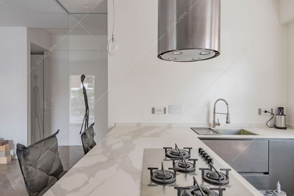 Fornelli a gas sulla penisola della cucina dell'appartamento Sonora, location in stile contemporaneo a Roma