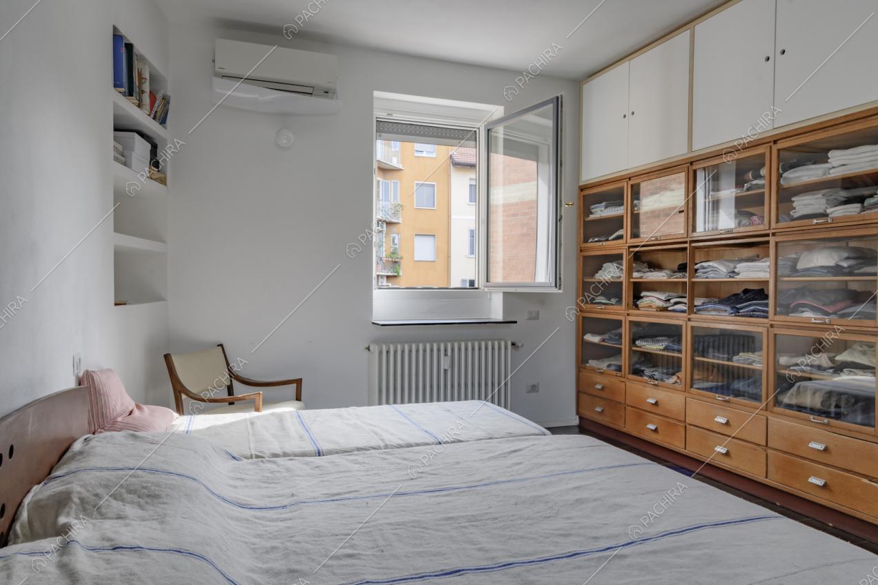 Camera da letto al piano superiore con ampio armadio a vetri