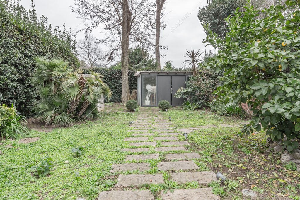Giardino dell'appartamento Catalpa, location in stile moderno a Roma