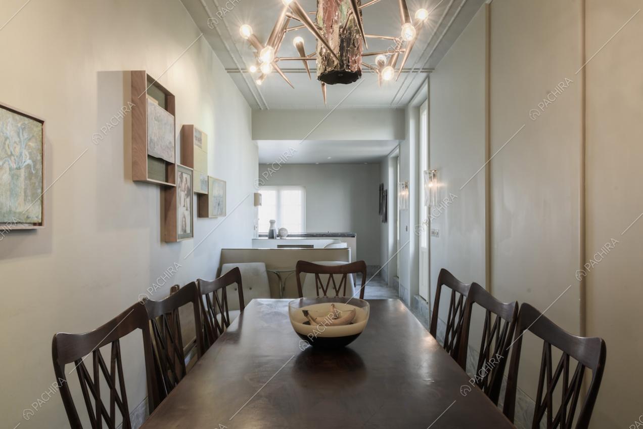 Tavolo da pranzo in legno con lampadario di design