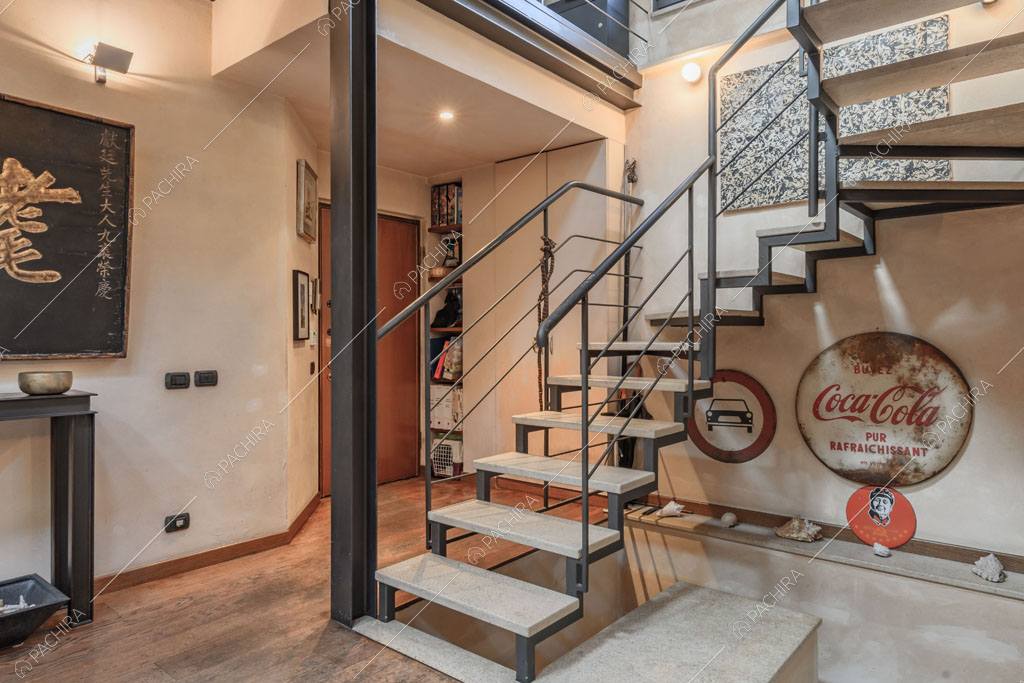 Scale del loft Mindanao, location in stile contemporaneo a Milano