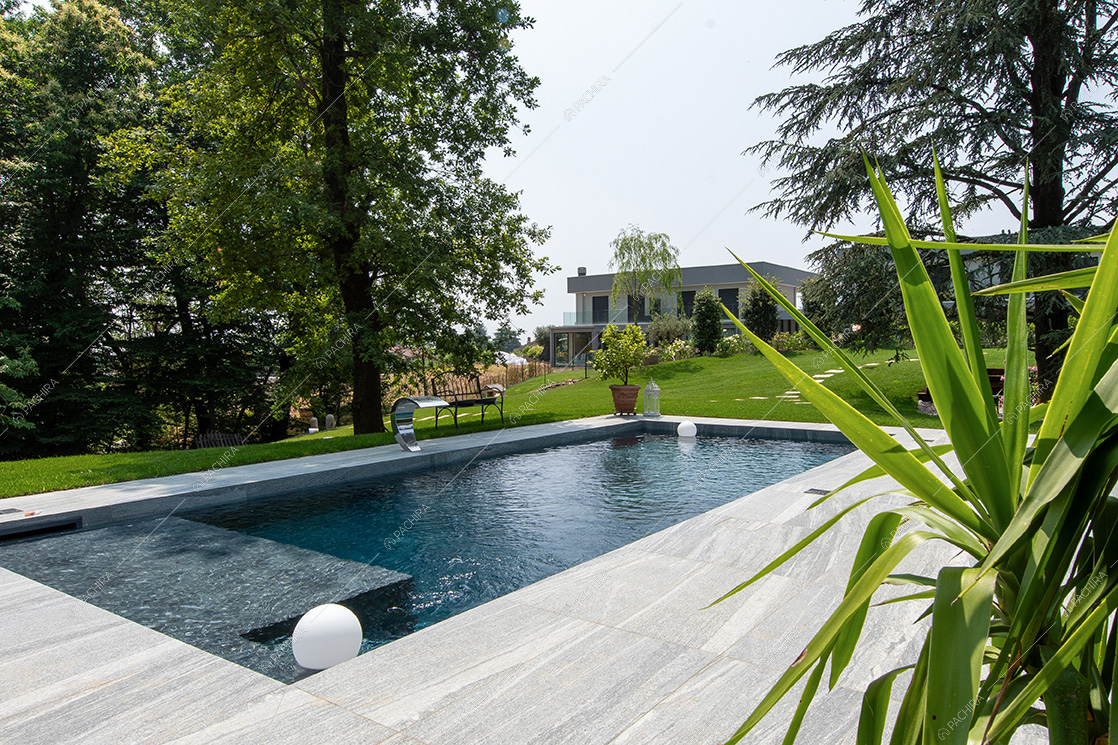 Piscina della villa Ladone, location in stile moderno a Lecco