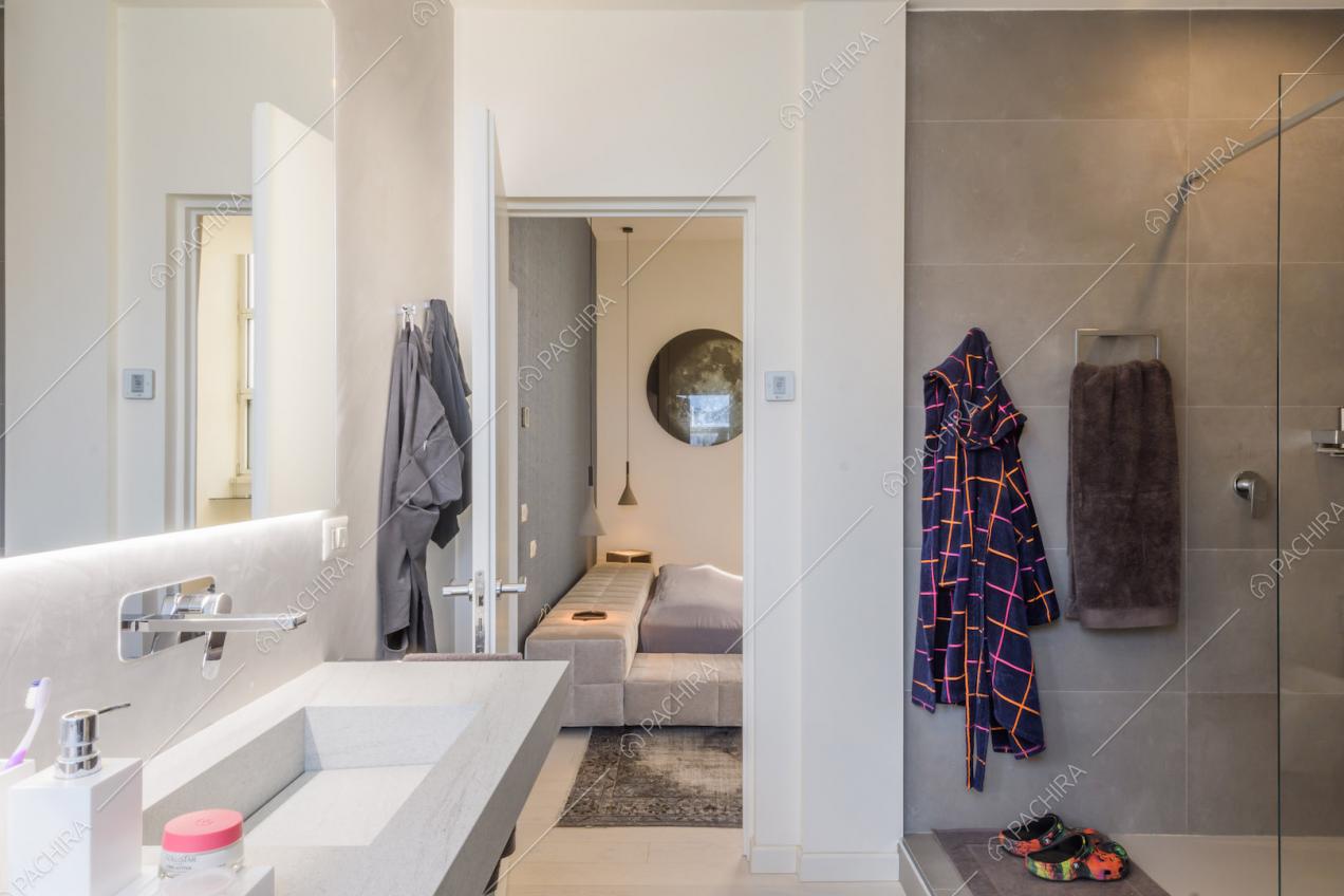 Luminoso bagno privato della camera da letto matrimoniale con box doccia
