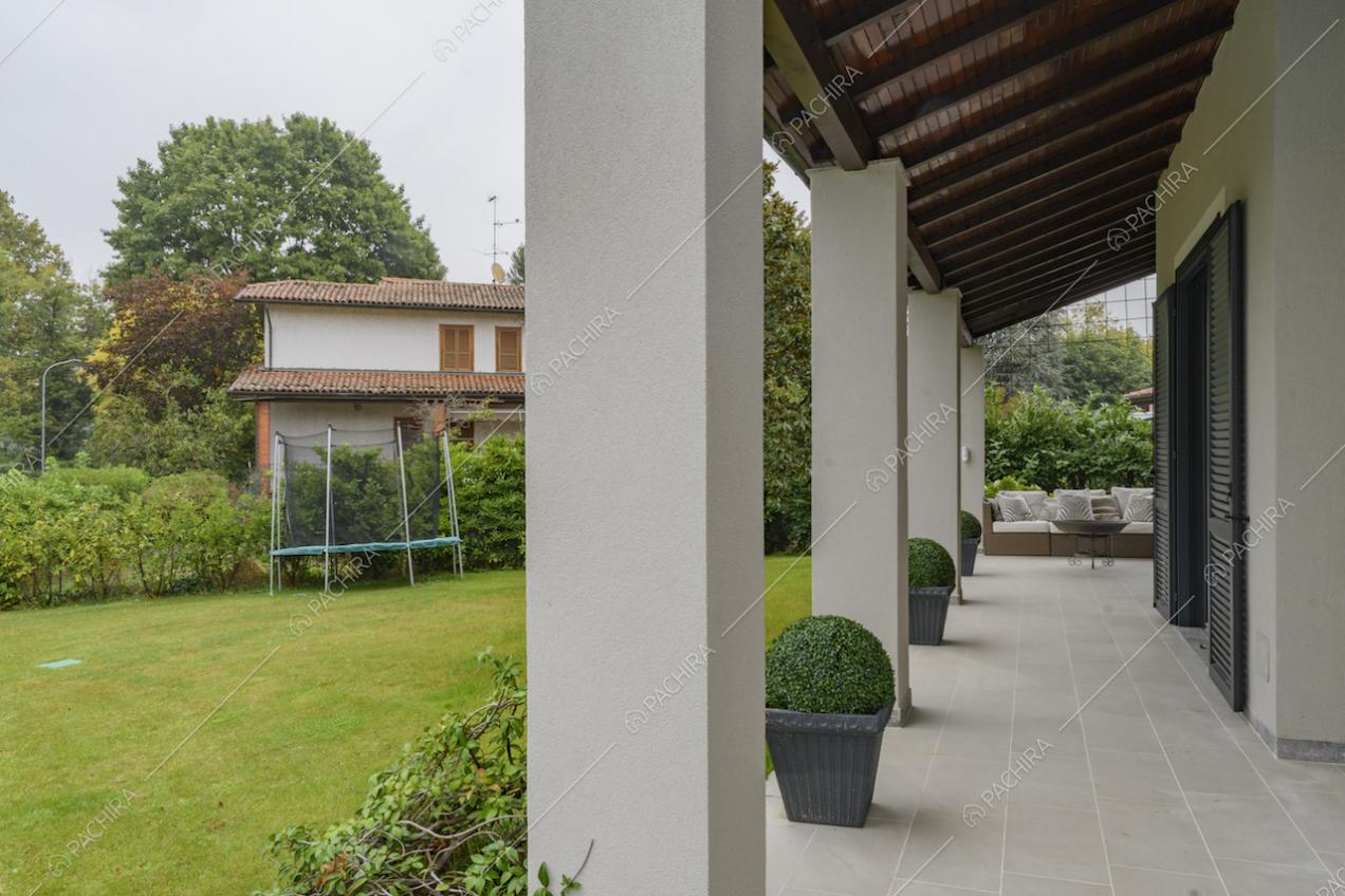 Porticato che circonda la villa con vista sul giardino