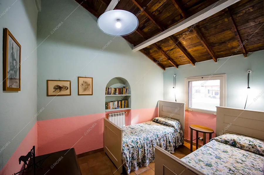 Camera da letto della dimora storica Elbe, location in stile classico per shooting a Roma