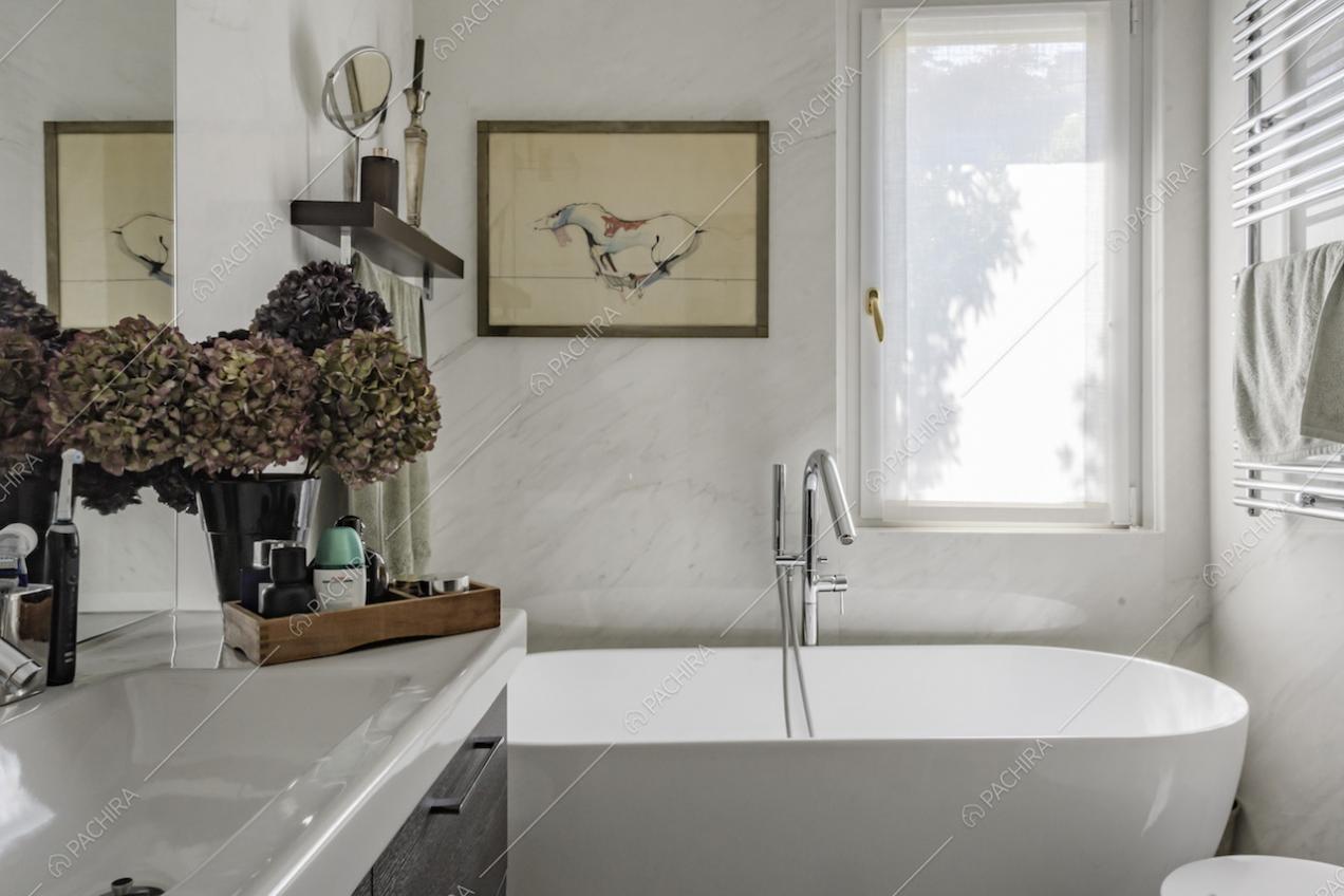 Vasca da bagno moderna vicino alla finestra