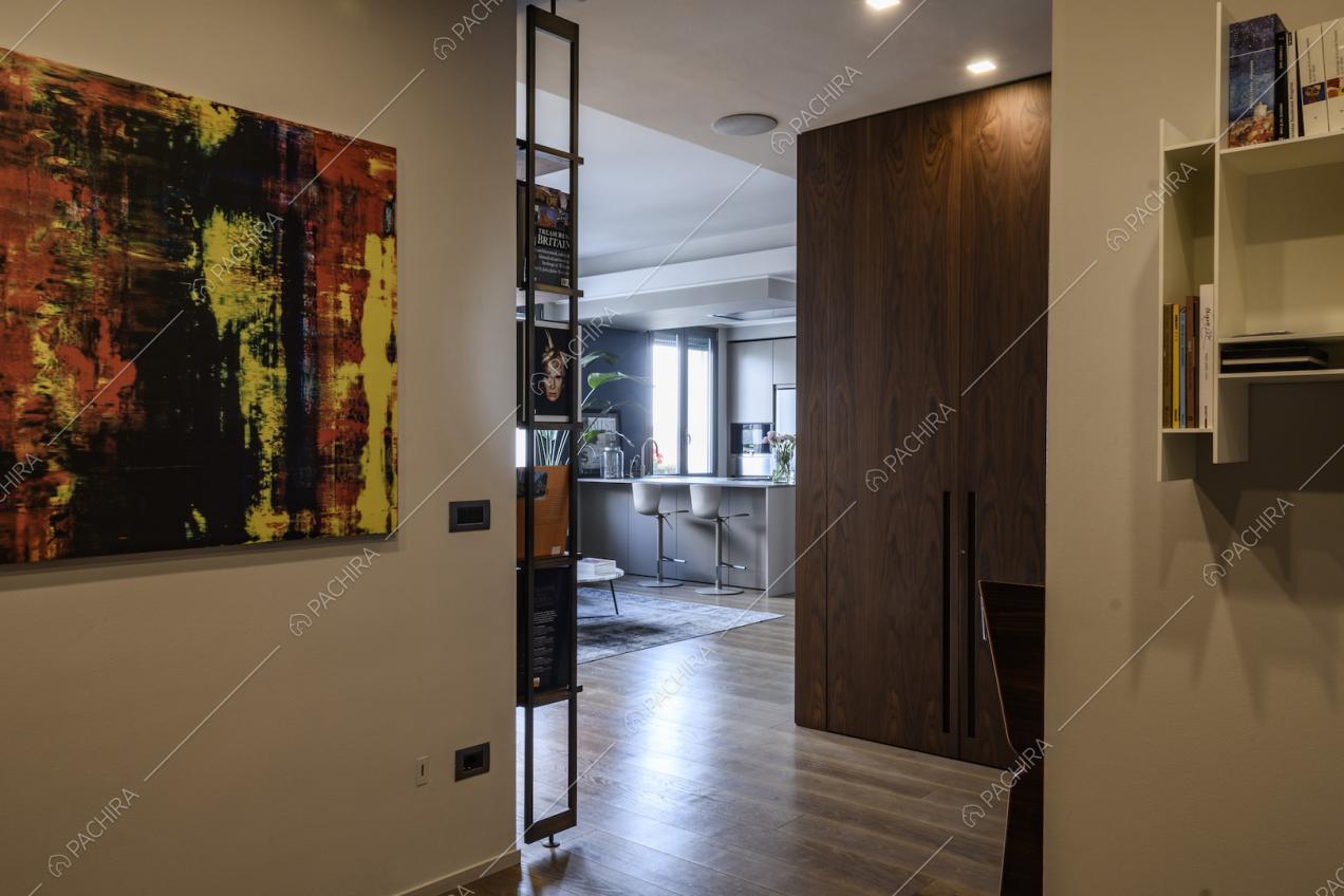 Quadro moderno e mensole sulle pareti della Location Luffa