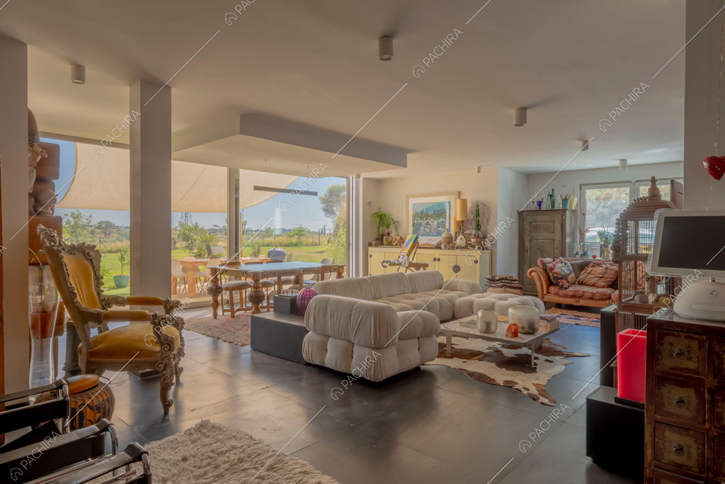 Zona living con ampie vetrate della villa Arafura, location in stile contemporaneo a Roma