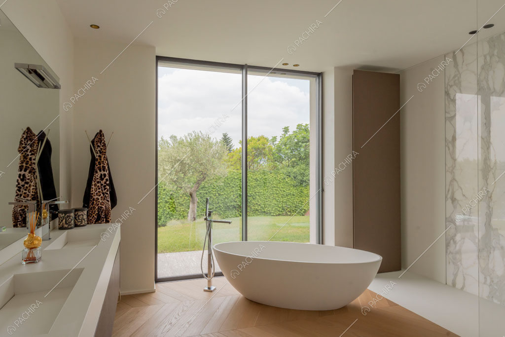 Bagno della villa Ladoga, location in stile contemporaneo a Varese