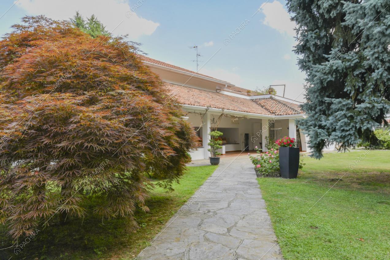 Vialetto d'accesso alla location in lastre di pietra