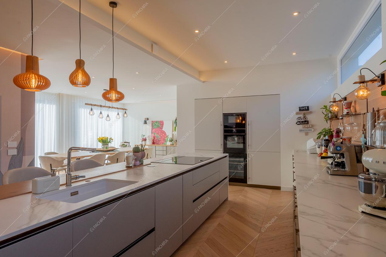 Cucina a isola della villa Brenta, location in stile moderno a Milano